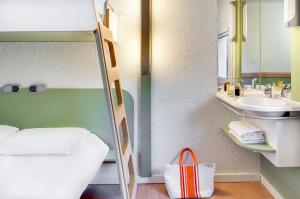 Postel nebo postele na pokoji v ubytování Hotel Ibis Budget Vichy