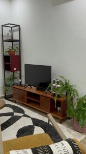 a living room with a television on a table at Oasis urbaine in Brazzaville