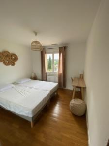 Ένα ή περισσότερα κρεβάτια σε δωμάτιο στο Villa La Colline - 5 chambres avec piscine chauffée