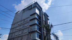 Un edificio con un cartel en el costado. en Parkside's Hotel Palembang, en Palembang