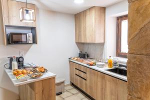 Hotel Rural La Bodega del Baldomero的厨房或小厨房