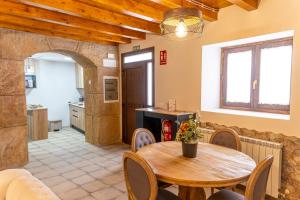 Hotel Rural La Bodega del Baldomero的厨房或小厨房