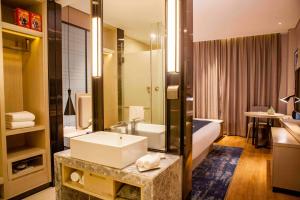 Bilik mandi di Echarm Hotel Dongxing Minzu Road