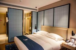 Katil atau katil-katil dalam bilik di Echarm Hotel Dongxing Minzu Road