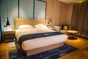 Katil atau katil-katil dalam bilik di Echarm Hotel Dongxing Minzu Road