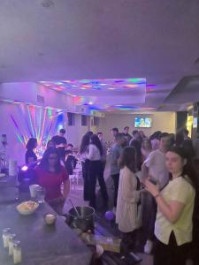 eine Gruppe von Menschen steht in einem Raum in der Unterkunft Hotel Rudo in Predeal