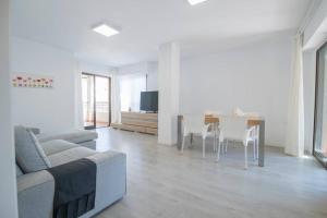 a living room with a couch and a table at Espectacular piso con piscina, a 100 M de la playa in Cullera