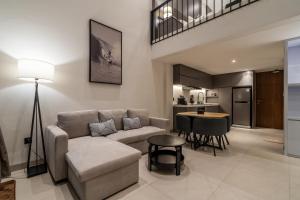 チャングーにあるThe R Apartments Pererenanのソファとテーブルのあるリビングルーム