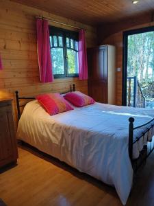 a bedroom with a bed in a log cabin at Le Moole Veld in Steenbecque