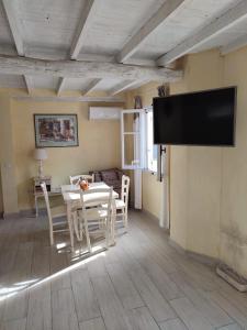 Μια τηλεόραση ή/και κέντρο ψυχαγωγίας στο La Bastide de Claude