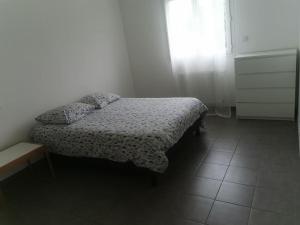 Postel nebo postele na pokoji v ubytování Jolie maison entière avec 3 chambres centre ville + 2 fotografie