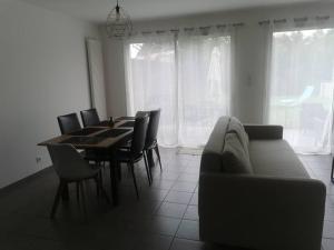 Posezení v ubytování Jolie maison entière avec 3 chambres centre ville