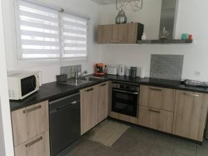 Kuchyň nebo kuchyňský kout v ubytování Jolie maison entière avec 3 chambres centre ville