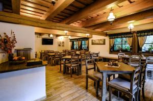Un restaurante u otro lugar para comer en Stará Zvonica