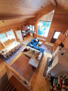 an overhead view of a living room and dining room at Villa Lähde Päijätsalon järvimaisemassa in Sysmä