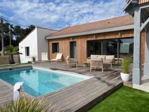 Bazén v ubytování L'écho des Vagues nebo v jeho okolí