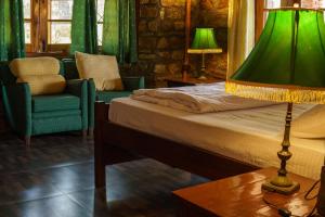 a bedroom with a bed and a lamp and a chair at Renz Himalayan Retreat in Bhikia Sain