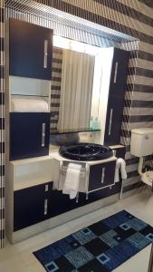 een badkamer met een wastafel en een spiegel bij B&B da Pietro - Enna in Enna