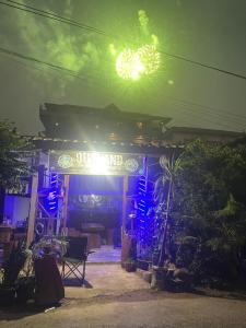 ヴァンヴィエンにあるOutland houseの夜間灯台付きの建物