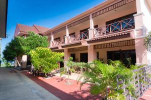 a building with a balcony on the side of it at Street Zone Home stay by Little Paradise in Haad Rin