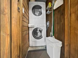 a washing machine and a washer and dryer in a room at Wabasso 8 Cozy Snowshoe Retreat Covered EZ Parking WiFi Deck in Snowshoe +3 photos