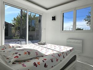 Posteľ alebo postele v izbe v ubytovaní Maison Sapiac - 4pers - 2 chambres - 3 lits - Clim réversible - Terrasse ombragée et grand jardin - Piscine saison estivale