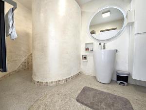 Kúpeľňa v ubytovaní Maison Sapiac - 4pers - 2 chambres - 3 lits - Clim réversible - Terrasse ombragée et grand jardin - Piscine saison estivale + 23 fotografií