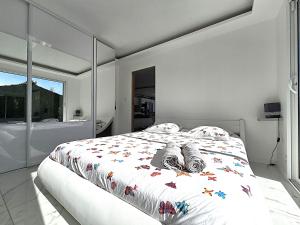 Posteľ alebo postele v izbe v ubytovaní Maison Sapiac - 4pers - 2 chambres - 3 lits - Clim réversible - Terrasse ombragée et grand jardin - Piscine saison estivale