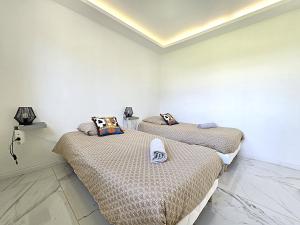 Posteľ alebo postele v izbe v ubytovaní Maison Sapiac - 4pers - 2 chambres - 3 lits - Clim réversible - Terrasse ombragée et grand jardin - Piscine saison estivale