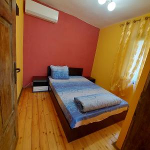 Ένα ή περισσότερα κρεβάτια σε δωμάτιο στο Guest House „Ivanovata house”