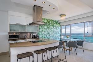 Η κουζίνα ή μικρή κουζίνα στο Westridge - Breathtaking Views & Apartment!