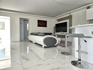 Televízia a/alebo spoločenská miestnosť v ubytovaní Maison Sapiac - 4pers - 2 chambres - 3 lits - Clim réversible - Terrasse ombragée et grand jardin - Piscine saison estivale