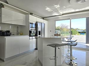 Kuchyňa alebo kuchynka v ubytovaní Maison Sapiac - 4pers - 2 chambres - 3 lits - Clim réversible - Terrasse ombragée et grand jardin - Piscine saison estivale