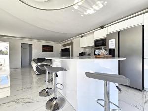 Kuchyňa alebo kuchynka v ubytovaní Maison Sapiac - 4pers - 2 chambres - 3 lits - Clim réversible - Terrasse ombragée et grand jardin - Piscine saison estivale