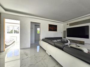 Televízia a/alebo spoločenská miestnosť v ubytovaní Maison Sapiac - 4pers - 2 chambres - 3 lits - Clim réversible - Terrasse ombragée et grand jardin - Piscine saison estivale