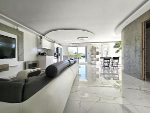 Televízia a/alebo spoločenská miestnosť v ubytovaní Maison Sapiac - 4pers - 2 chambres - 3 lits - Clim réversible - Terrasse ombragée et grand jardin - Piscine saison estivale