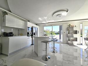 Kuchyňa alebo kuchynka v ubytovaní Maison Sapiac - 4pers - 2 chambres - 3 lits - Clim réversible - Terrasse ombragée et grand jardin - Piscine saison estivale