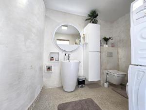 Kúpeľňa v ubytovaní Maison Sapiac - 4pers - 2 chambres - 3 lits - Clim réversible - Terrasse ombragée et grand jardin - Piscine saison estivale