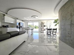 Posedenie v ubytovaní Maison Sapiac - 4pers - 2 chambres - 3 lits - Clim réversible - Terrasse ombragée et grand jardin - Piscine saison estivale