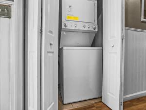 Summit205C Across From Village Sleep 10 VIEWS WiFi Fireplace في سنوشو: غسالة بيضاء ومجفف يجلسون في الغرفة +5 صور