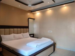 Postel nebo postele na pokoji v ubytování HOTEL BINAPANI Deluxe 1