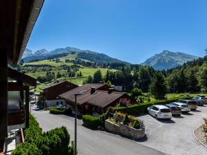 an aerial view of a building with cars parked in a parking lot at Appartement cosy, proche pistes et centre, 3 pièces, 6 pers, cheminée, balcon, parking - FR-1-437-53 in La Clusaz