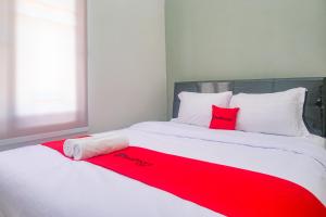Postel nebo postele na pokoji v ubytování RedDoorz Near Majapahit Semarang