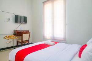 Postel nebo postele na pokoji v ubytování RedDoorz Near Majapahit Semarang