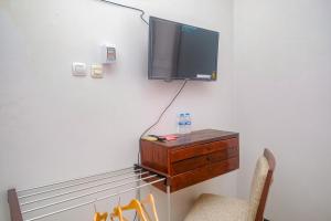 TV a/nebo společenská místnost v ubytování RedDoorz Near Majapahit Semarang