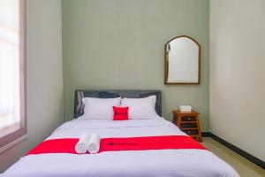 Postel nebo postele na pokoji v ubytování RedDoorz Near Majapahit Semarang