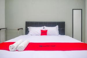 Postel nebo postele na pokoji v ubytování RedDoorz Near Majapahit Semarang