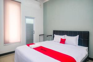 Postel nebo postele na pokoji v ubytování RedDoorz Near Majapahit Semarang