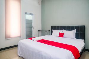 Postel nebo postele na pokoji v ubytování RedDoorz Near Majapahit Semarang