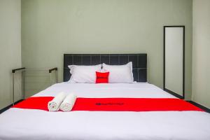 Postel nebo postele na pokoji v ubytování RedDoorz Near Majapahit Semarang